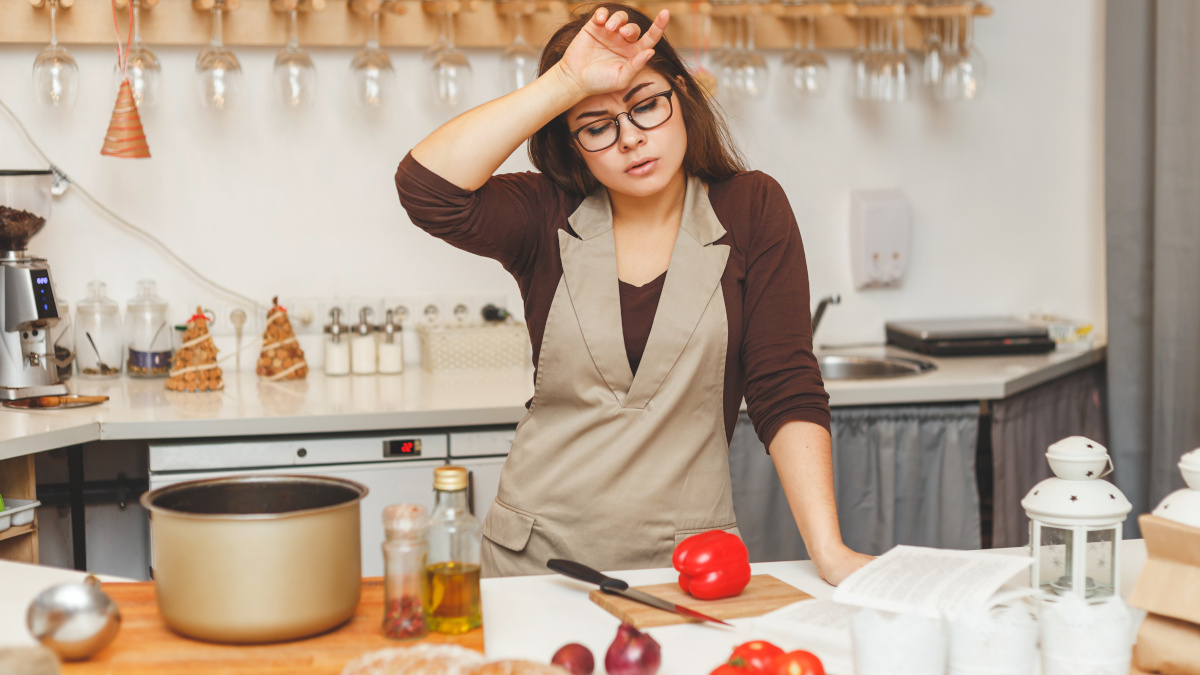 Femme anémique en cuisine