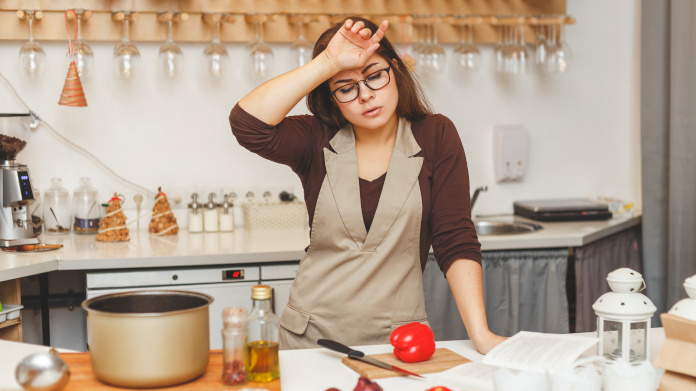 Mujer anémica en la cocina