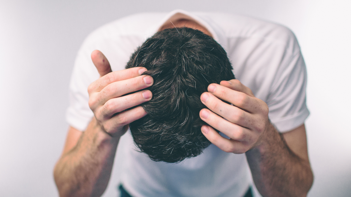 Cabeza de un hombre que pierde pelo