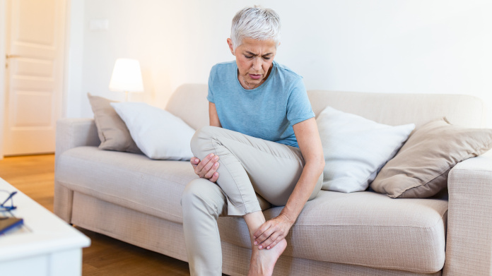 Mujer mayor que padece osteoporosis