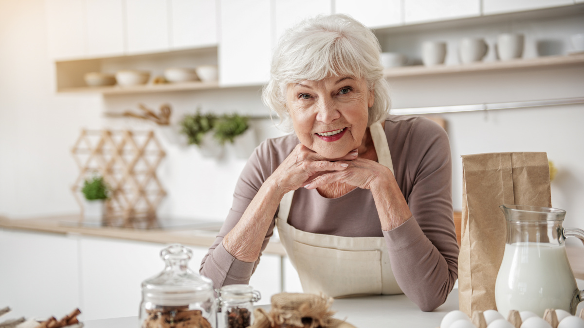 Grand-mère qui compose des remèdes naturels dans sa cuisine