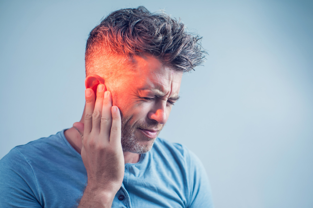 Hombre que sufre de tinnitus