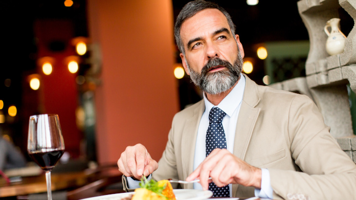 Hombre mayor que come alimentos buenos para la próstata