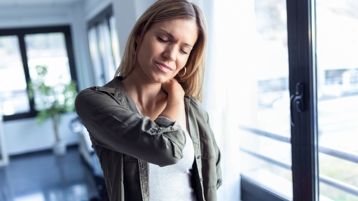 Femme qui touche son épaule inflammée et douloureuse